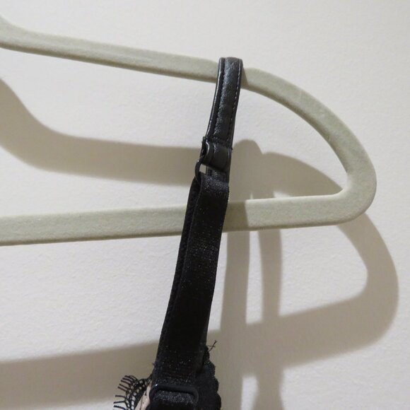 VICTORIA'S SECRET Very Sexy Bra Black Lace Faux Leather Bra Goth Feminine 32DDD - Picture 11 of 14